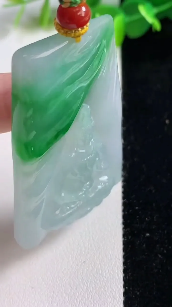 天然A货翡翠观音菩萨吊坠，尺寸53.7-35.7-7.2，重量:32.60g
11月12日