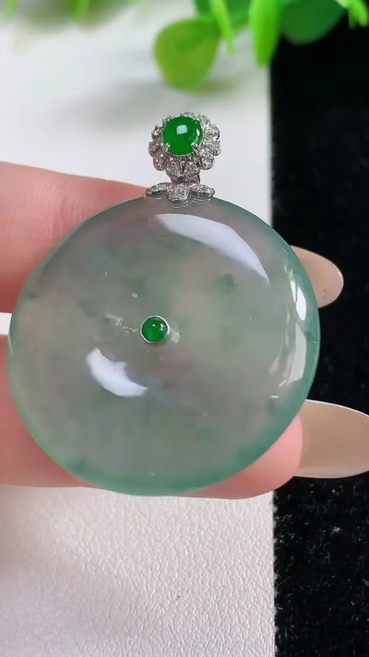 天然A货翡翠种飘花平安扣吊坠，尺寸31-6，重量:13.00g
11月12日