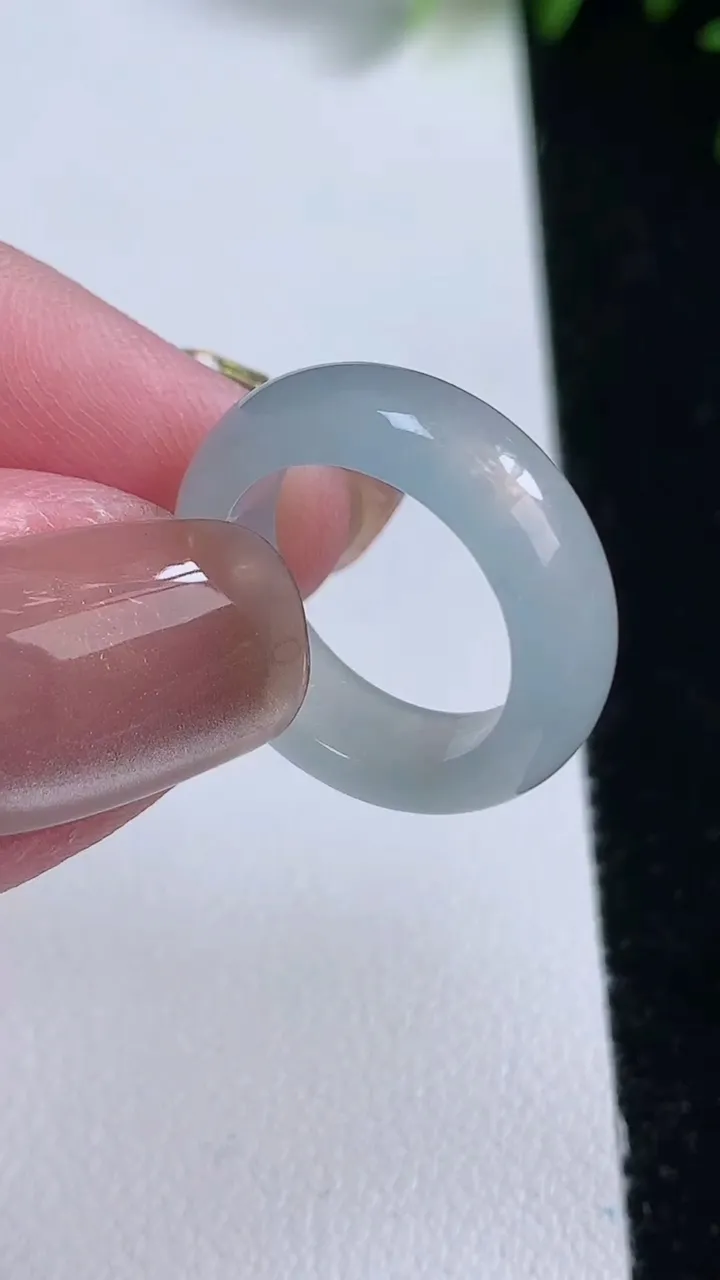 天然A货翡翠指环戒指，尺寸15.5-6-3，重量:3.36g2025年11月12日
工厂直销收藏佳品