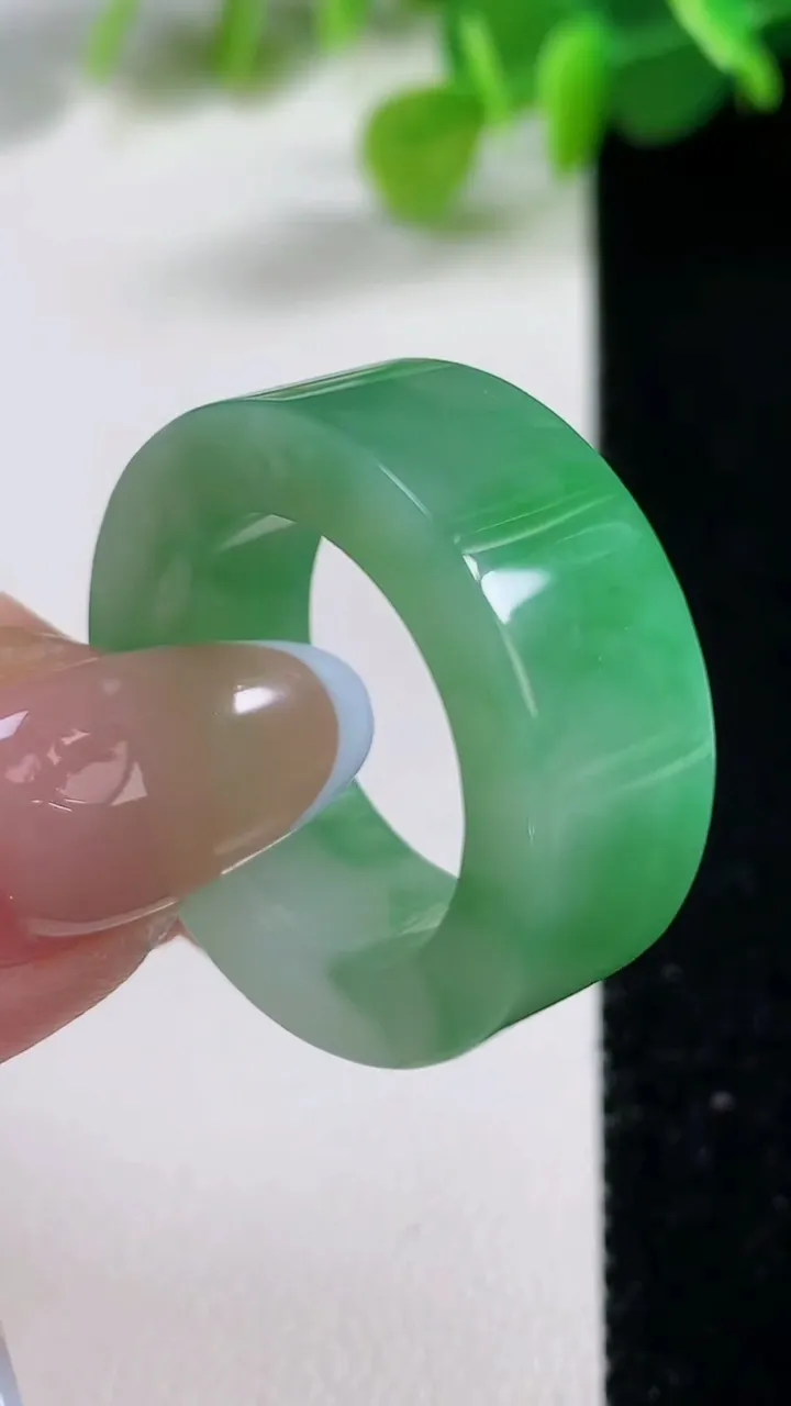 天然A货翡翠方形指环 扳指 戒指，尺寸19.5-9.5-4.1，重量:11.07g
11月12日