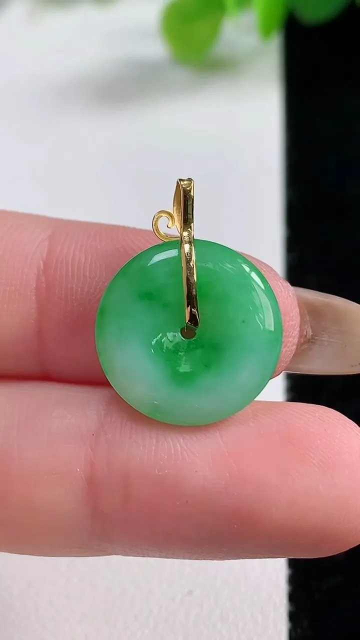 天然A货翡翠小平安扣吊坠，尺寸15.8-3.3，重量:1.88g
11月12日