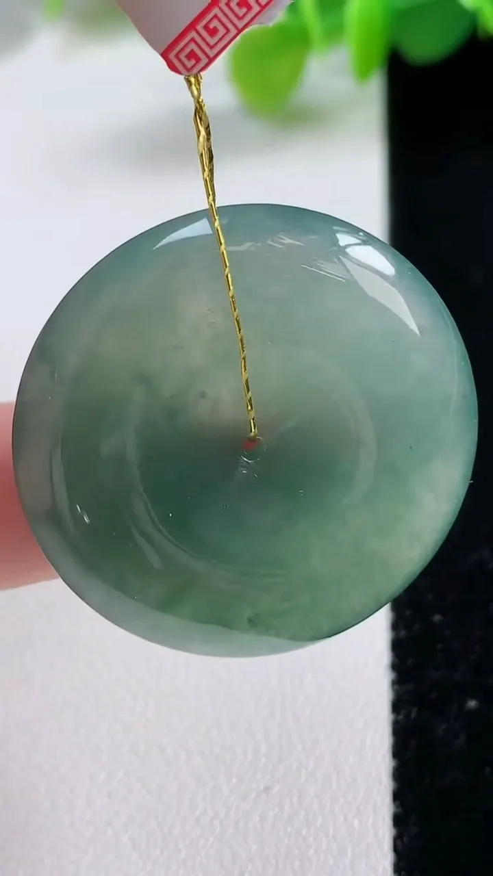 天然A货翡翠平安扣吊坠，尺寸32-5.8，重量:12.23g
11月12日