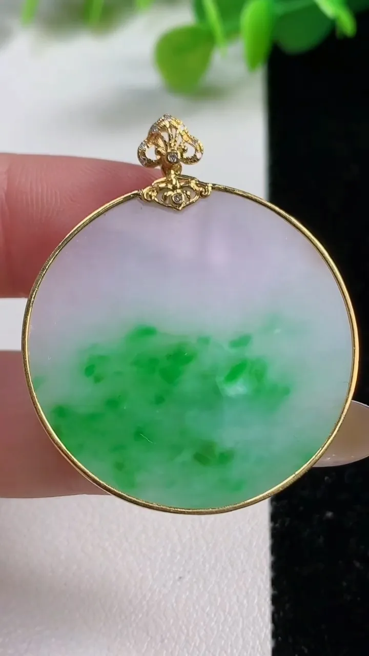 天然A货翡翠无事牌吊坠，尺寸32.6-2.7，重量:8.85g
11月12日