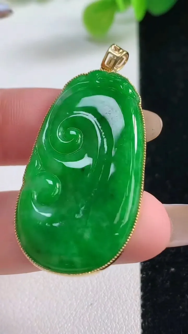 天然A货翡翠如意吊坠，尺寸39-21.8-3.4，重量:7.48g
11月12日