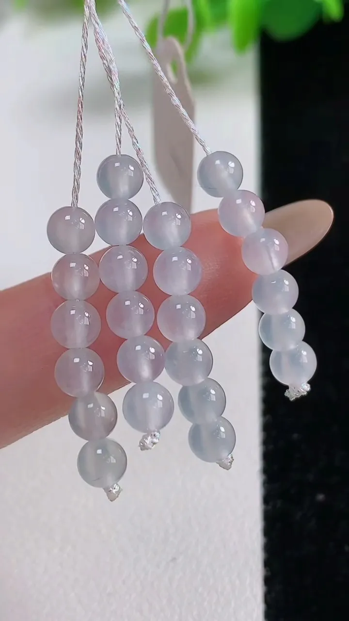 天然A货翡翠圆珠吊坠一手，尺寸4.6，重量:3.58g
11月12日