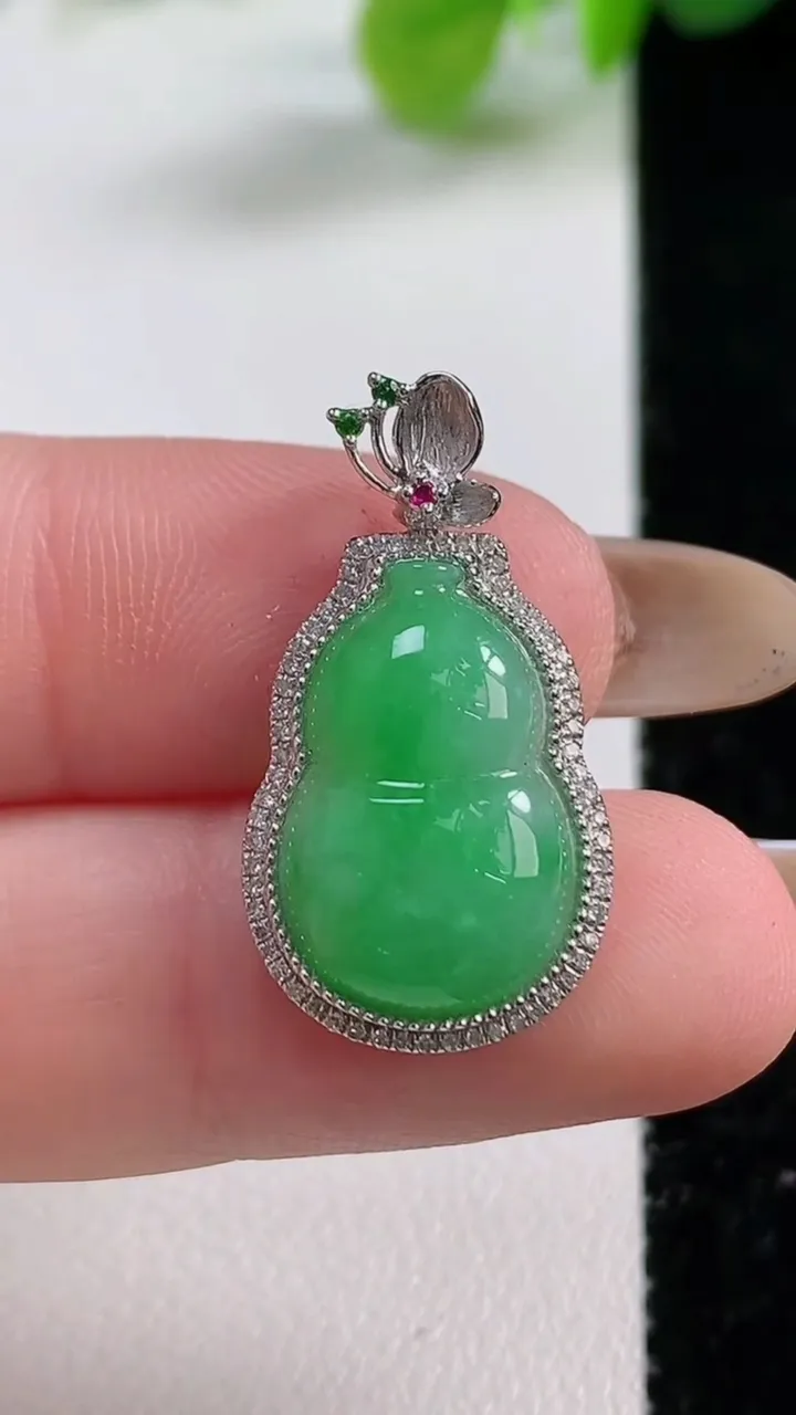 天然A货翡翠葫芦吊坠，尺寸25.8-14.2-5.4裸石18-11.5，重量:2.51g
11月12日