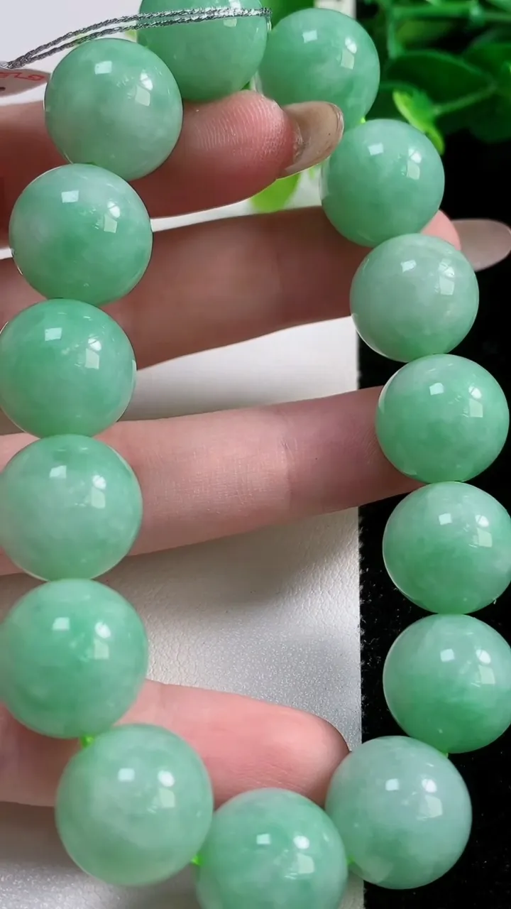 天然A货翡翠圆珠手串15颗，尺寸14.5，重量:81.46g11月12日
工厂直销收藏佳品,种好水足，色泽均匀，有种有色，上手高大气！