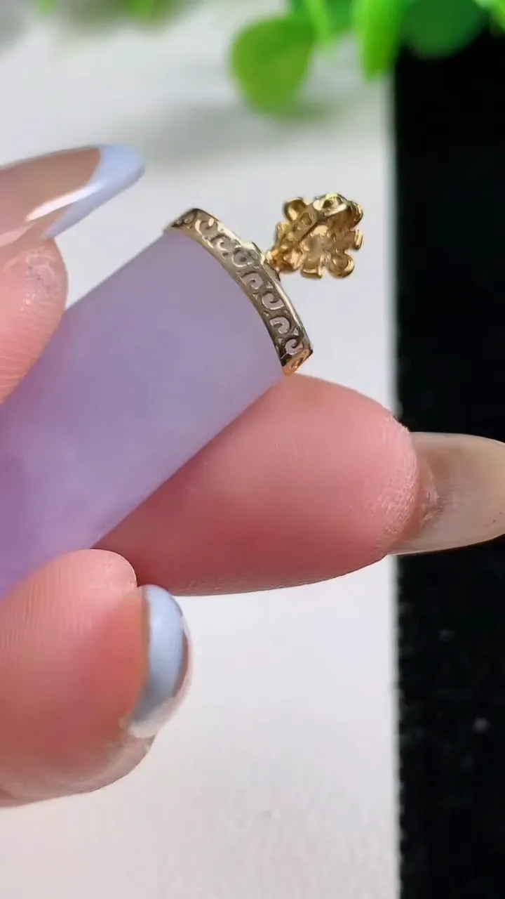 天然A货翡翠种紫罗兰平安柱吊坠，尺寸36.8-14.2-6，重量:8.98g
11月12日