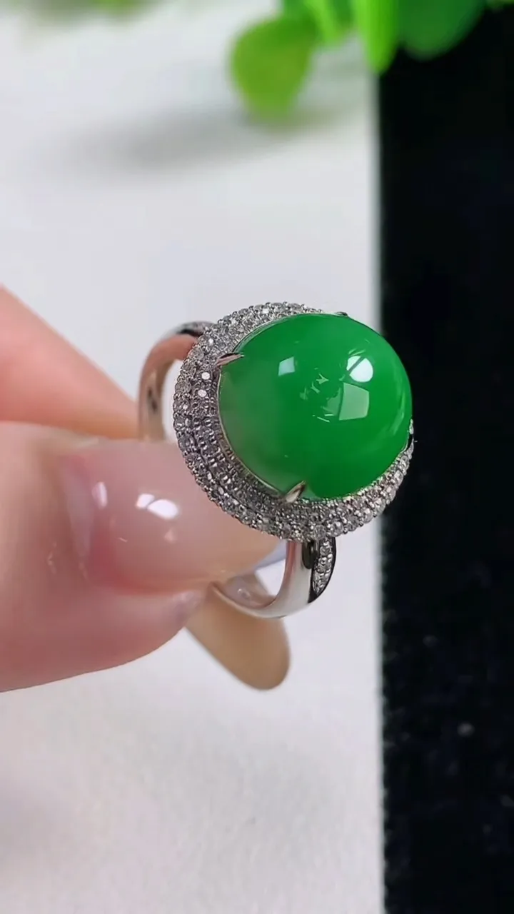 天然A货翡翠蛋面戒指，尺寸17.7-12-11-10.6，重量:4.32g2025年11月12日
工厂直销收藏佳品,种好水足，色泽均匀，有种有色，上手高大气！