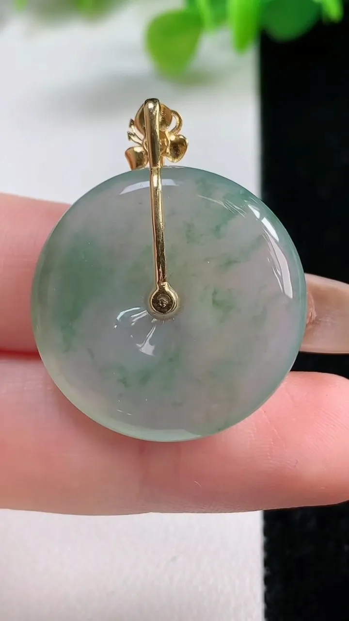 天然A货翡翠种飘花平安扣吊坠，尺寸25.4-4.8，重量:7.02g
11月12日