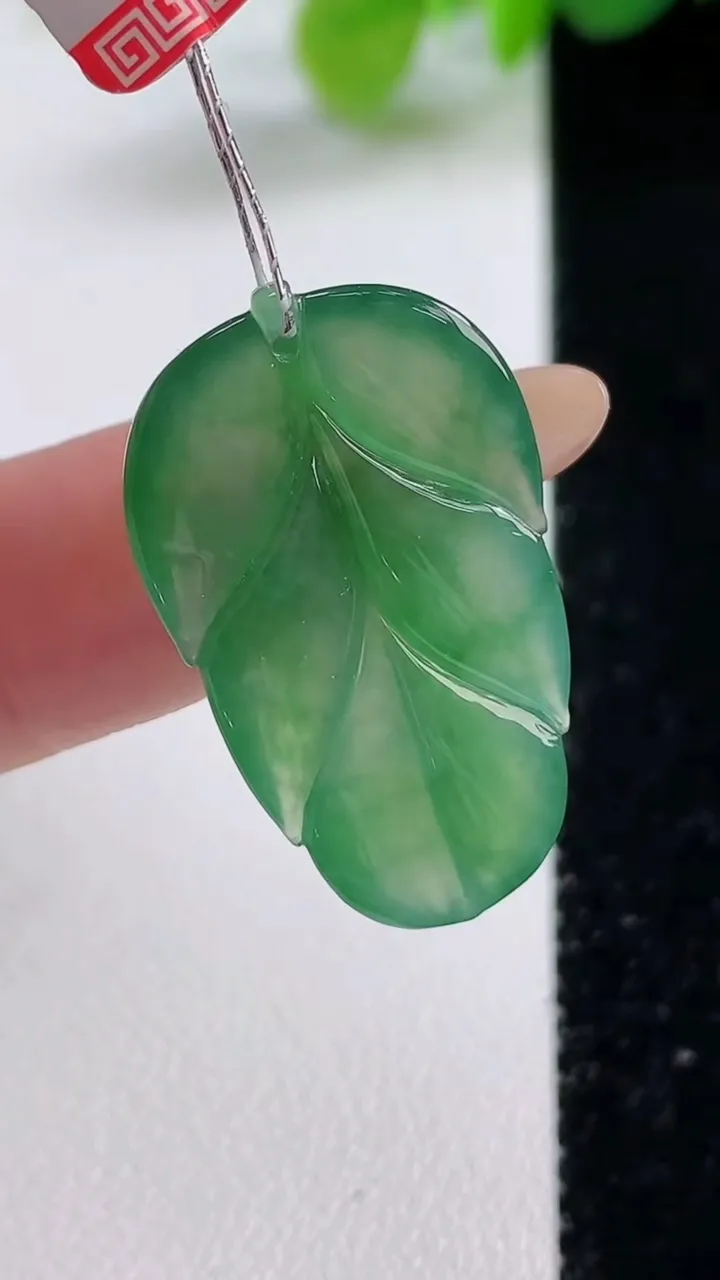 天然A货翡翠金枝玉叶 叶子镶嵌件，尺寸28.4-17-4.5，重量:4.35g
11月12日