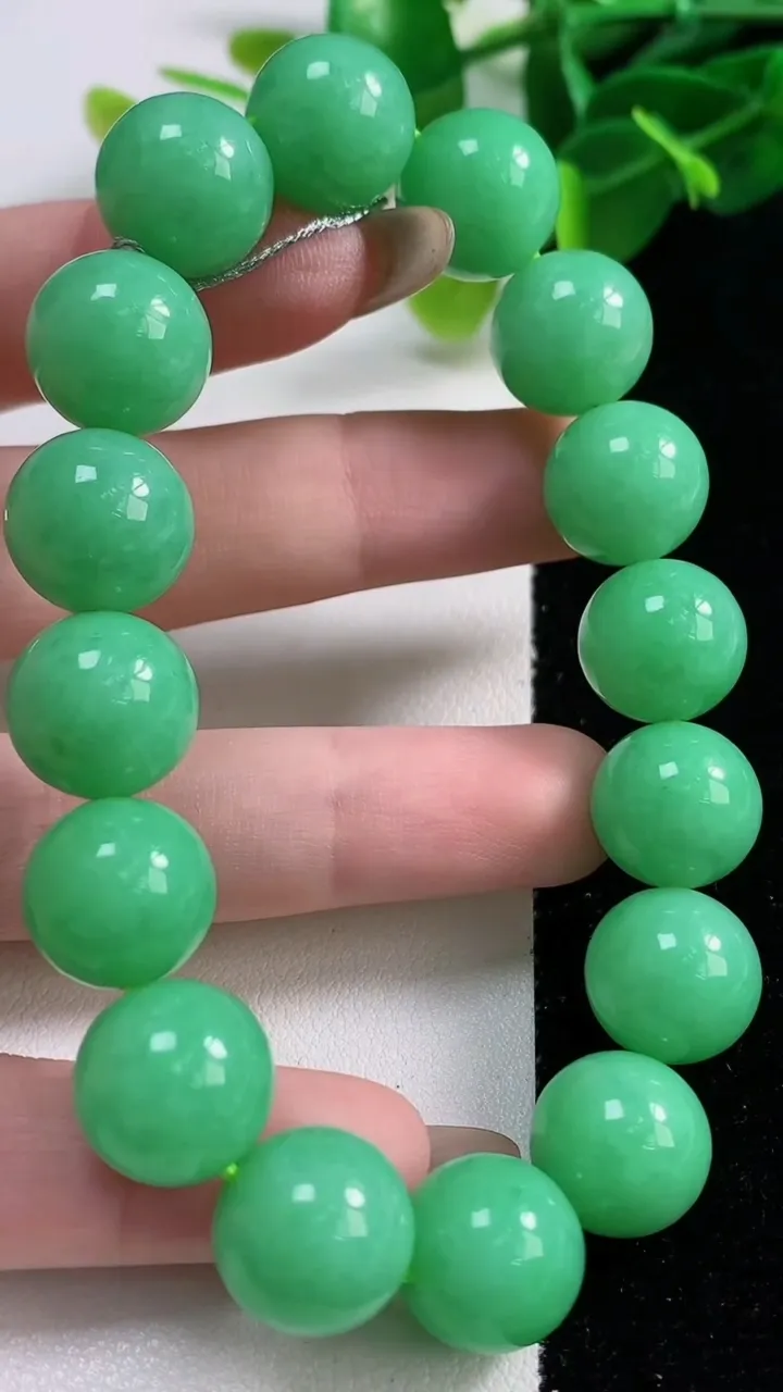 天然A货翡翠圆珠手串16颗，尺寸13，重量:60.56g11月12日
工厂直销收藏佳品,种好水足，色泽均匀，有种有色，上手高大气！