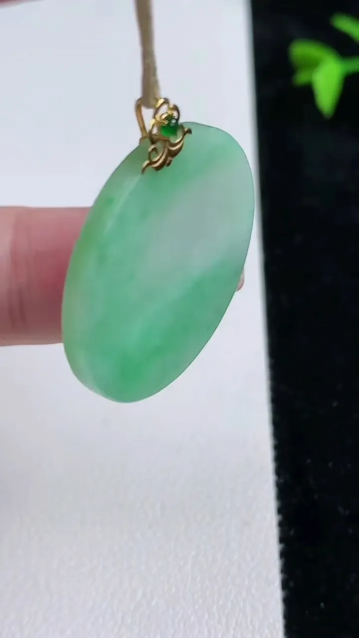 天然A货翡翠无事牌吊坠，尺寸28.2-2.5，重量:5.89g
11月13日