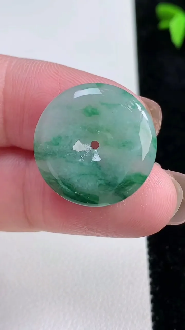 天然A货翡翠平安扣吊坠，尺寸21-3.8，重量:3.83g
11月13日