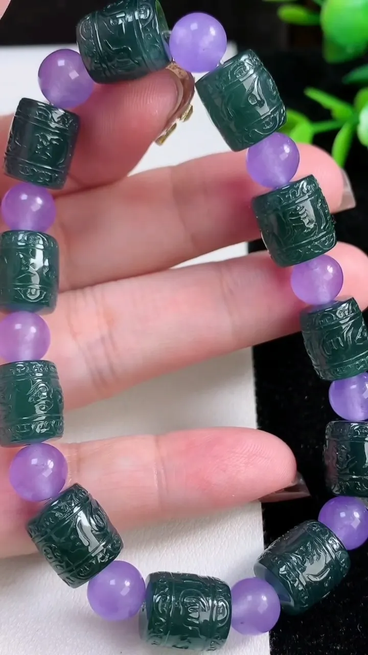 天然A货翡翠六字真言 路路通手串，尺寸11.6-10-11颗，重量:43.40g11月13日
工厂直销收藏佳品,种好水足，色泽均匀，有种有色，上手高大气！