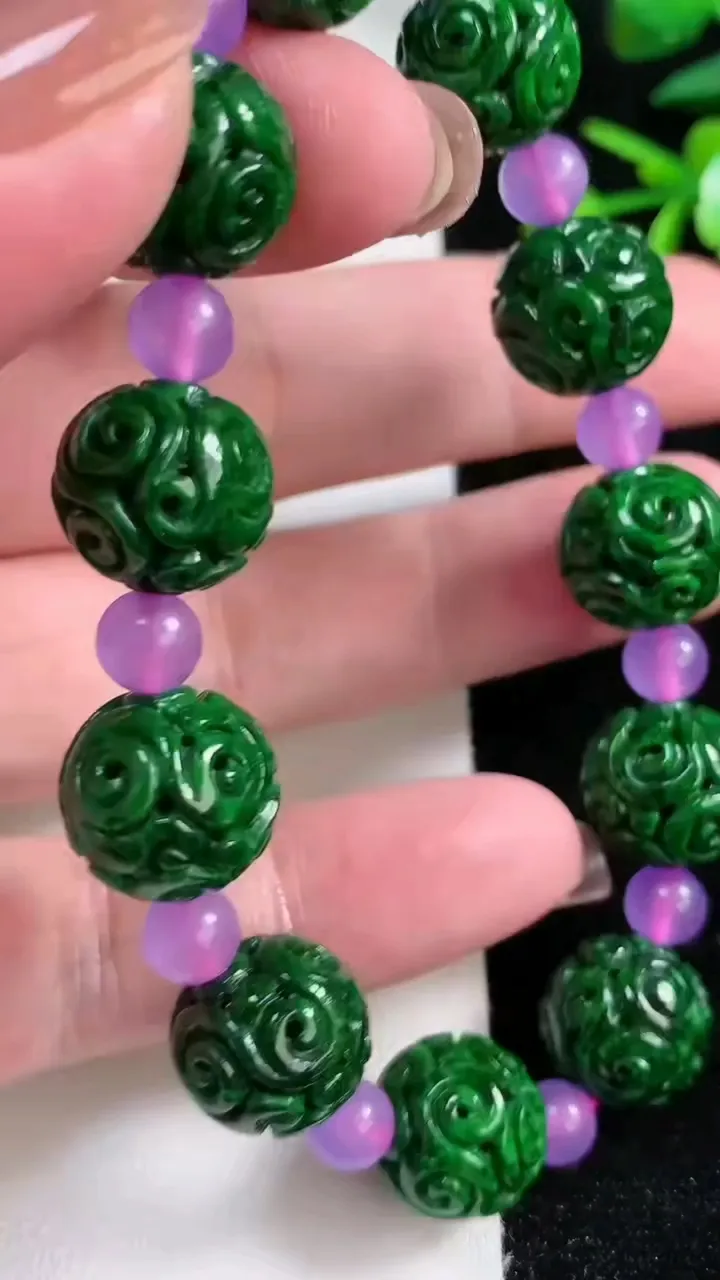 天然A货翡翠雕花圆珠手串，尺寸13.5，重:41.24g11月13日
工厂直销收藏佳品,种好水足，色泽均匀，有种有色，上手高大气！