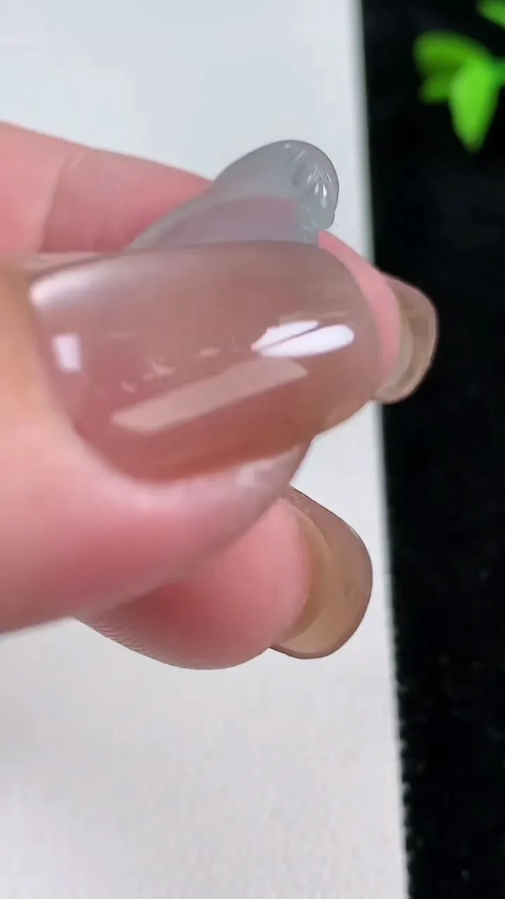 天然A货翡翠如意吊坠，尺寸34.8-20.8-3.2，重量:5.15g
11月13日