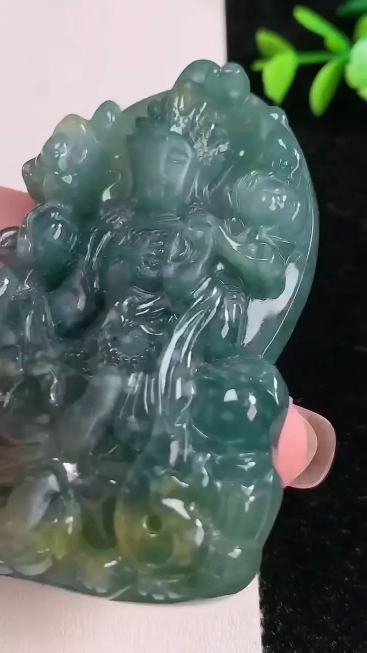 天然A货翡翠蓝水双彩大势至菩萨吊坠，尺寸70-43-14，重:84.21g
11月13日