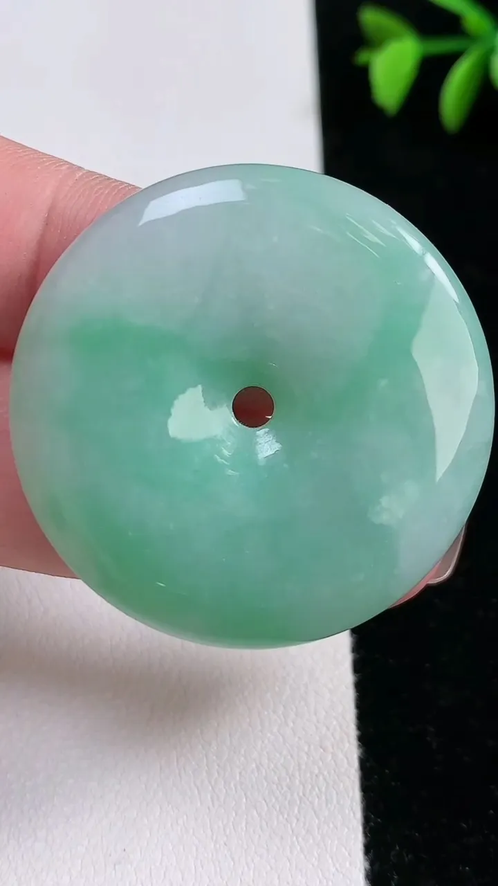 天然A货翡翠平安扣吊坠，尺寸38.6-6.6，重:21.41g
11月13日