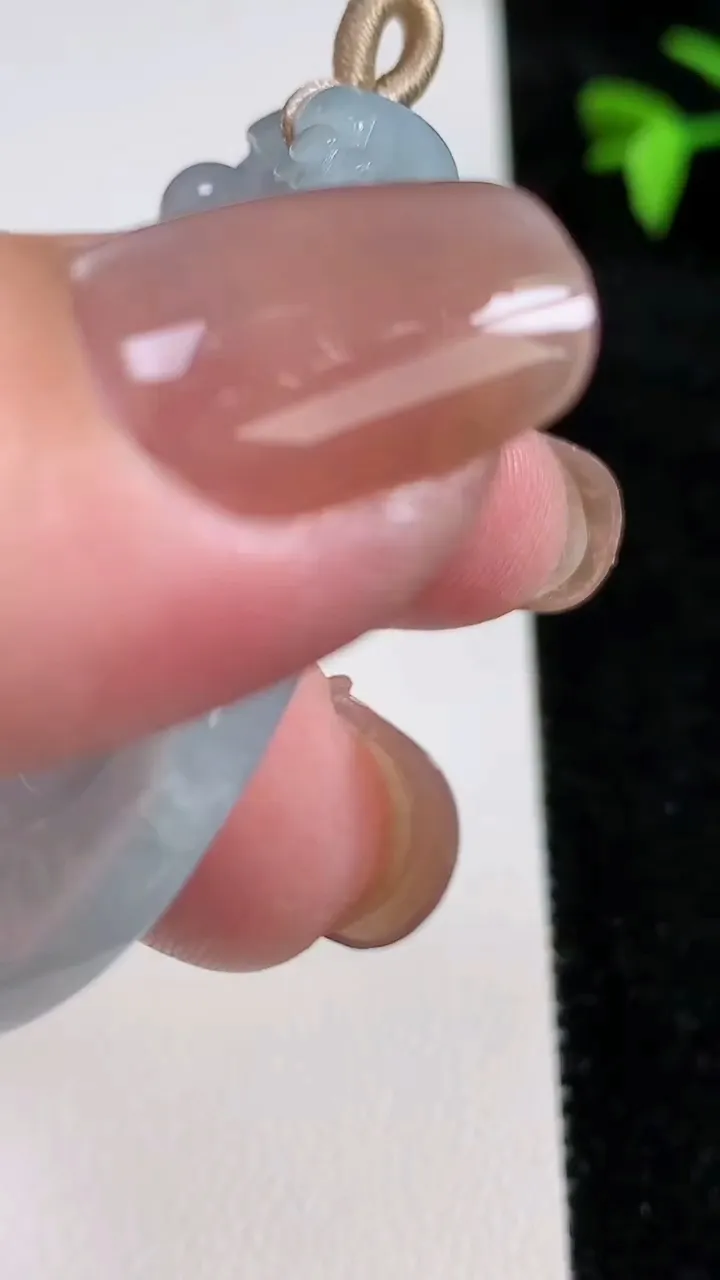 天然A货翡翠生肖蛇吊坠，尺寸47.4-30-5.4，重量:15.82g
11月13日