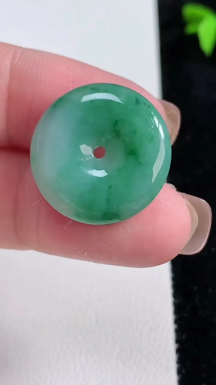 天然A货翡翠平安扣吊坠，尺寸21.7-4.2，重量:4.56g
11月13日