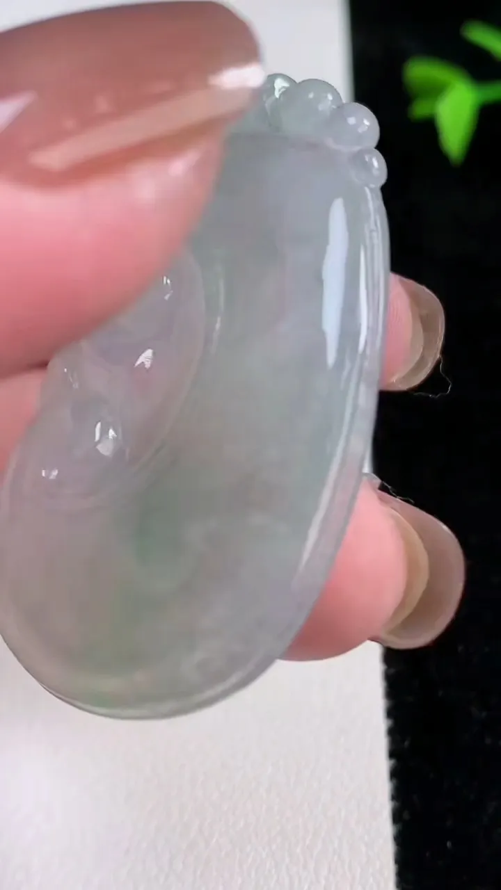 天然A货翡翠如意吊坠，尺寸48-30.5-4.2，重量:15.21g
11月13日