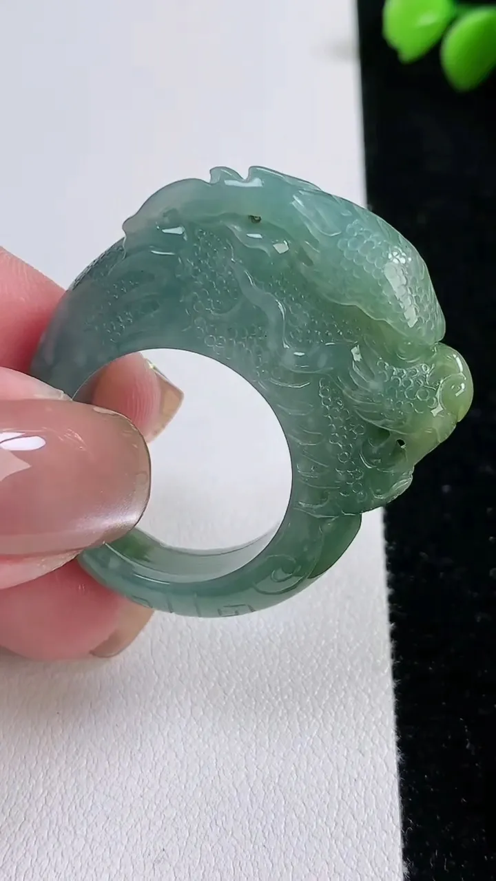 天然A货翡翠龙头指环扳指，尺寸21.6-8.8-17，重:19.07g2025年11月13日
工厂直销收藏佳品,种好水足，色泽均匀，有种有色，上手高大气！
