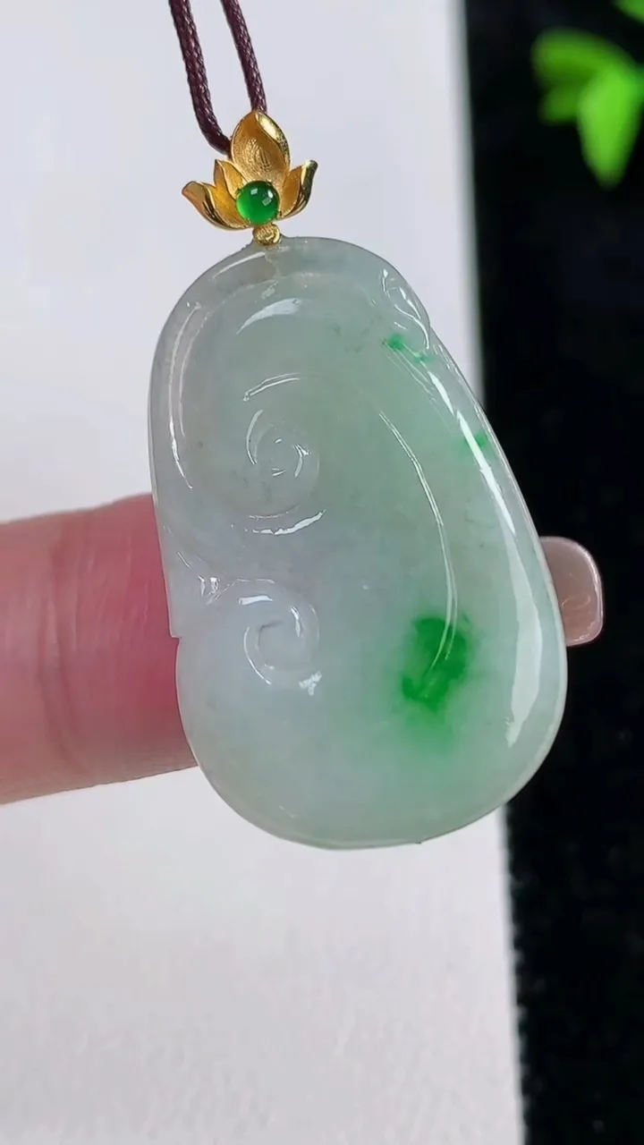 天然A货翡翠如意吊坠，尺寸29.2-18.2-2.6，重量:3.46g
11月13日
