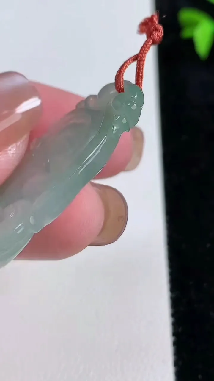 天然A货翡翠如意吊坠，尺寸38-21-4.8，重量:7.03g
11月13日