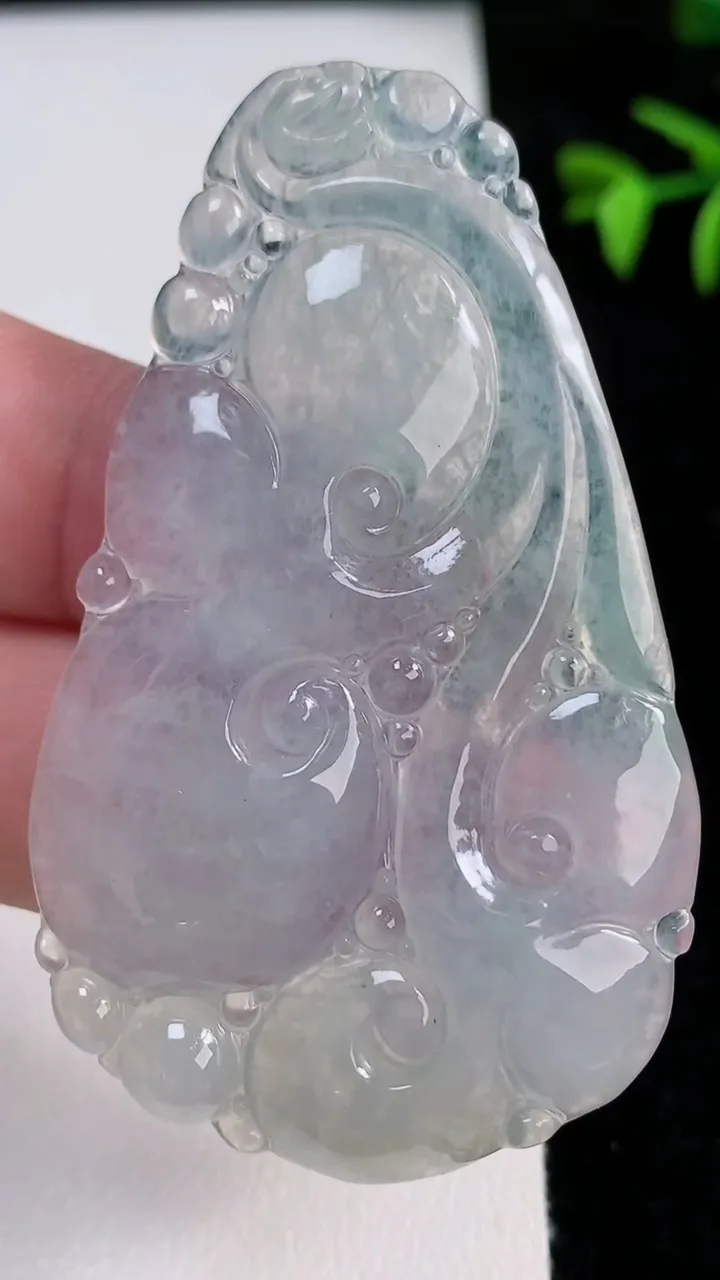 天然A货翡翠如意吊坠，尺寸62.2-36.8-5.3，重量:20.81g
11月13日