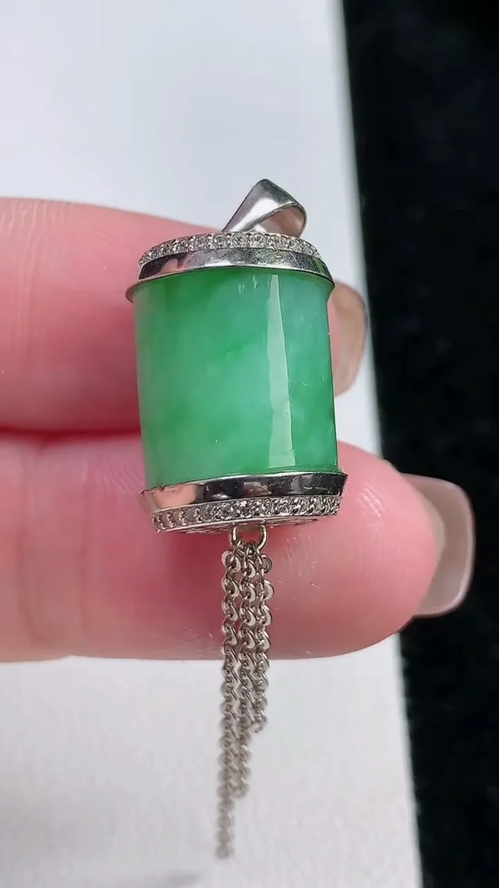 天然A货翡翠路路通吊坠，尺寸14.1-12，重:5.43g
11月13日