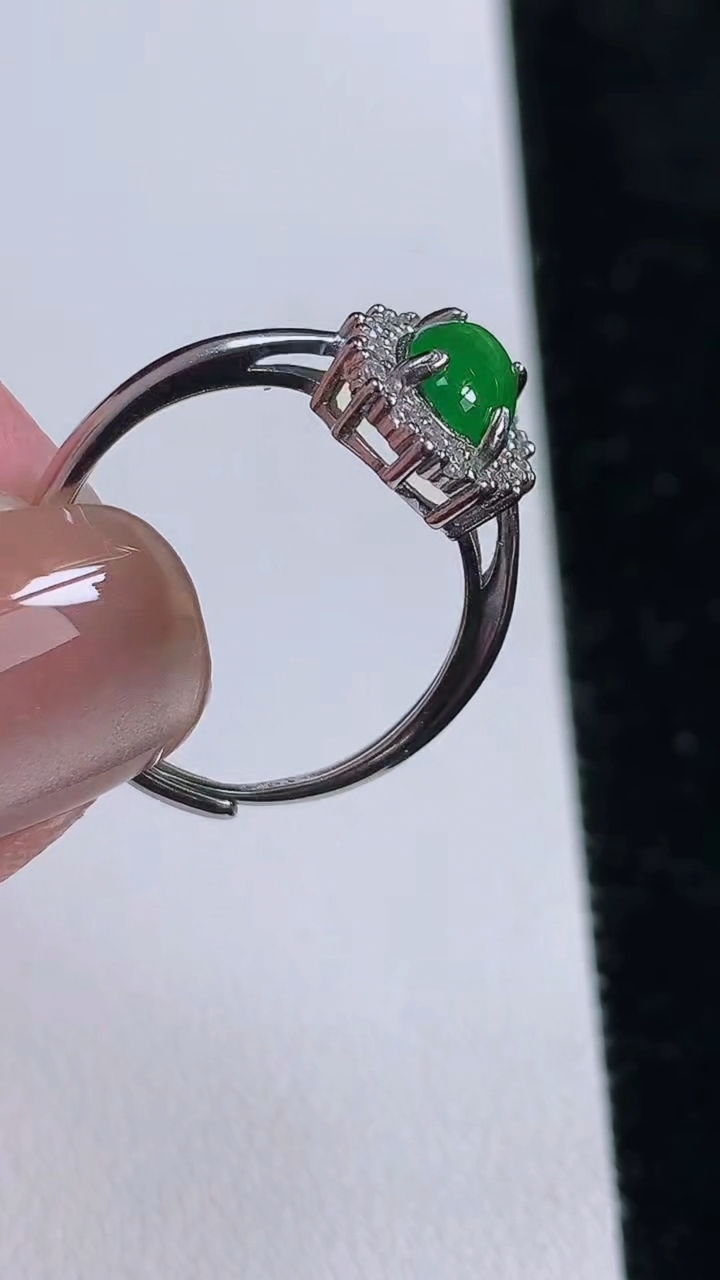 天然A货翡翠蛋面戒指，尺寸8.6-5.3，重:2.35g2025年11月13日
工厂直销收藏佳品,种好水足，色泽均匀，有种有色，上手高大气！
