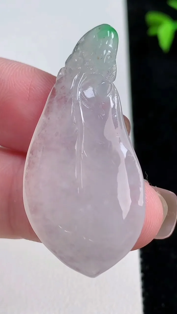 天然A货翡翠金枝玉叶 叶子吊坠，尺寸44.7-21-5.2，重量:8.25g
11月13日