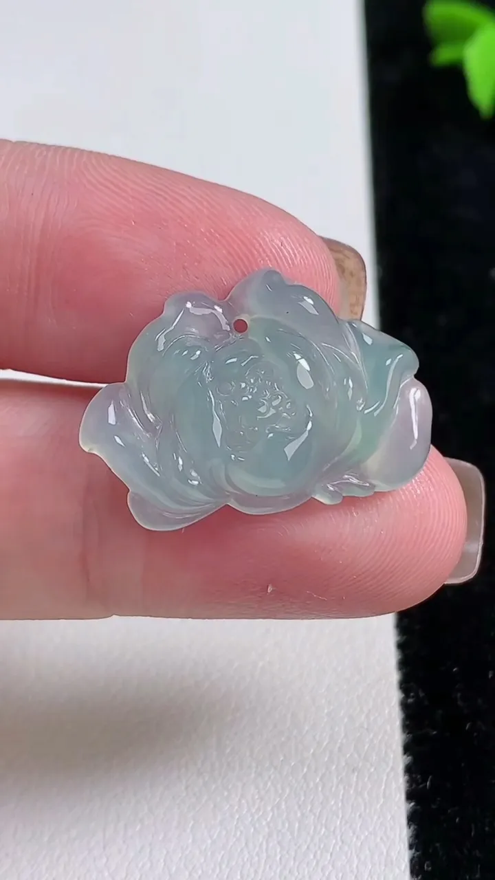 天然A货翡翠和和美美 荷花吊坠，尺寸25-16.4-4，重量:2.95g
11月13日