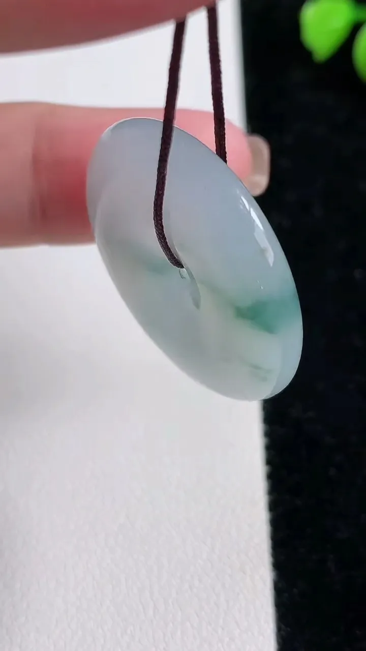 天然A货翡翠飘花平安扣吊坠，尺寸29.8-6.5，重:11.98g
11月13日