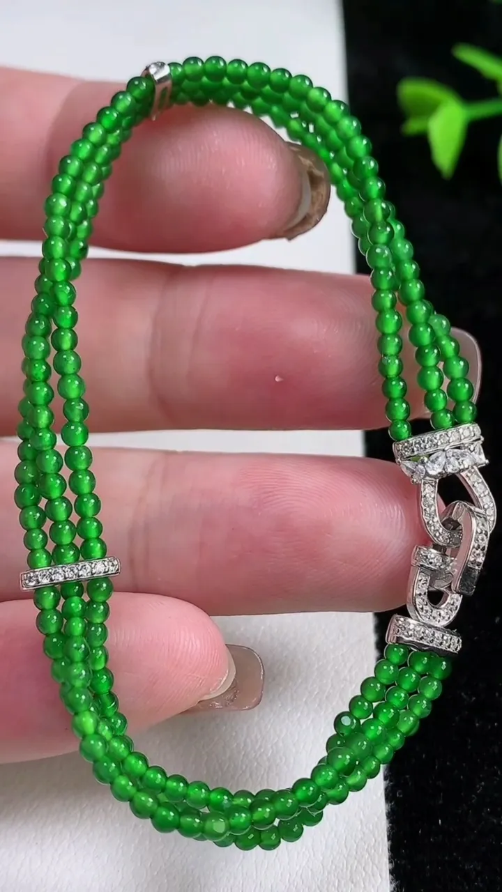 天然A货翡翠小米珠三排手串，尺寸2.2，重量:5.98g11月13日
工厂直销收藏佳品,种好水足，色泽均匀，有种有色，上手高大气！