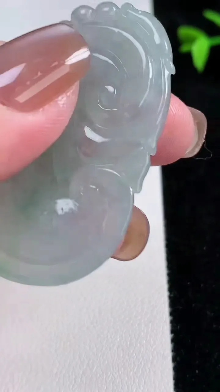 天然A货翡翠如意吊坠，尺寸48-30.5-4.2，重量:15.21g
11月13日