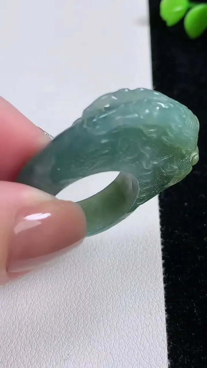 天然A货翡翠龙头指环扳指，尺寸21.6-8.8-17，重:19.07g2025年11月13日
工厂直销收藏佳品,种好水足，色泽均匀，有种有色，上手高大气！