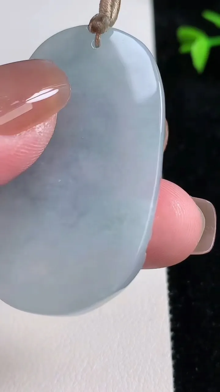 天然A货翡翠生肖蛇吊坠，尺寸47.4-30-5.4，重量:15.82g
11月13日