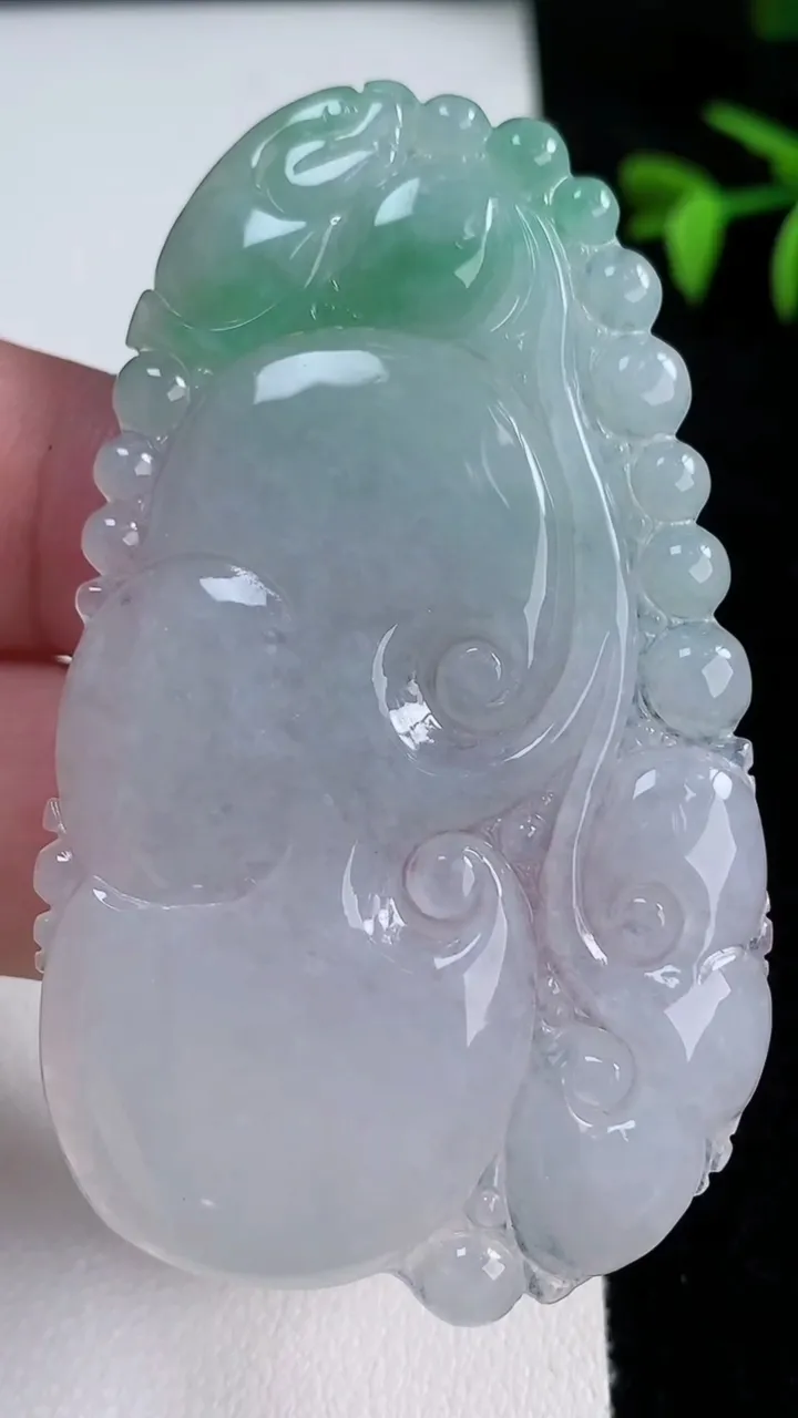 天然A货翡翠如意吊坠，尺寸65.6-38.4-4，重量:21.32g
11月13日