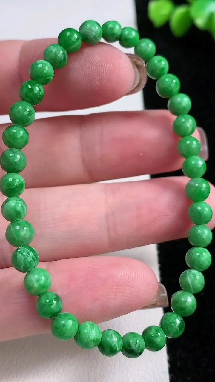 天然A货翡翠圆珠手串，尺寸5.5-34颗，重:8.11g11月13日
工厂直销收藏佳品,种好水足，色泽均匀，有种有色，上手高大气！
