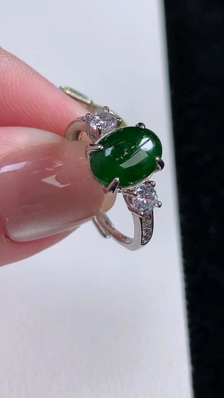 天然A货翡翠蛋面戒指，尺寸10-7，重:0.41g2025年11月13日
工厂直销收藏佳品,种好水足