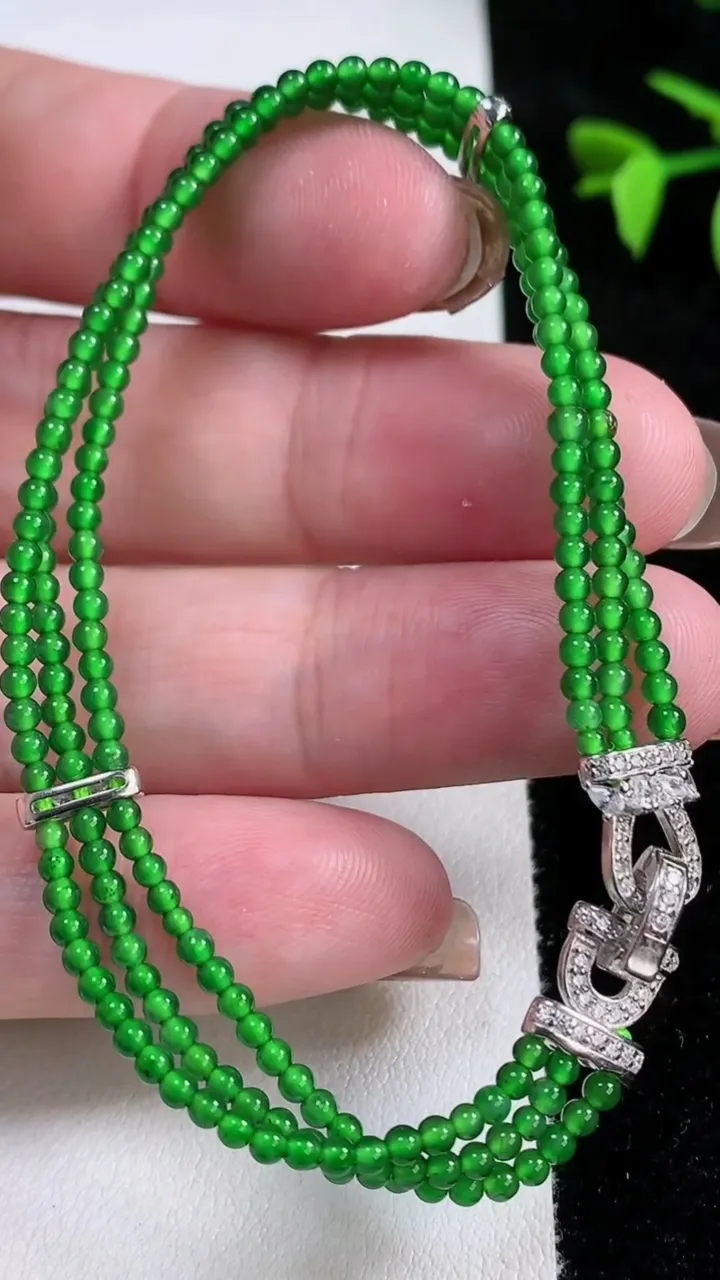 天然A货翡翠小米珠三排手串，尺寸2.1，重量:6.26g11月13日
工厂直销收藏佳品,种好水足，色泽均匀，有种有色，上手高大气！