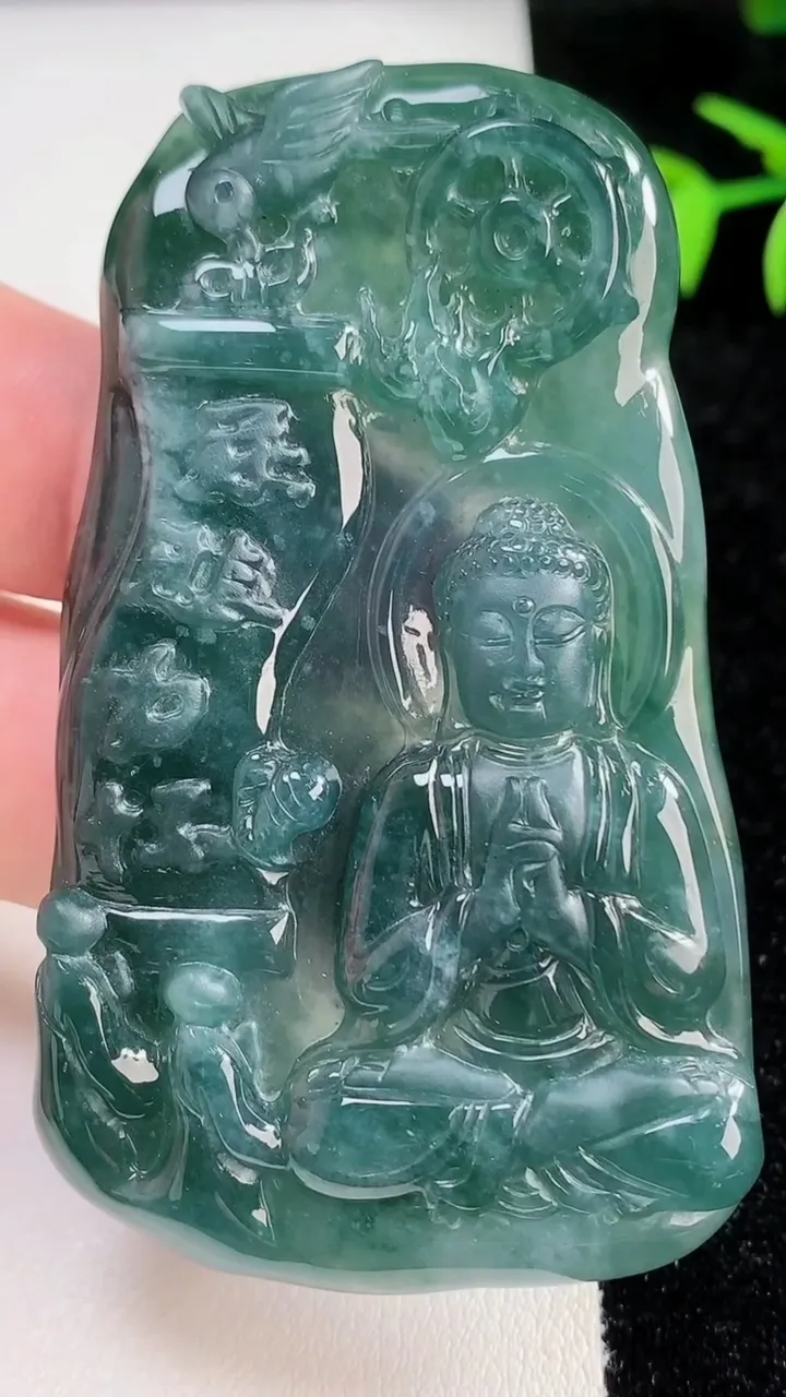 天然A货翡翠阿弥陀佛吊坠，尺寸69.5-41-6.3，重量:38.01g
11月13日