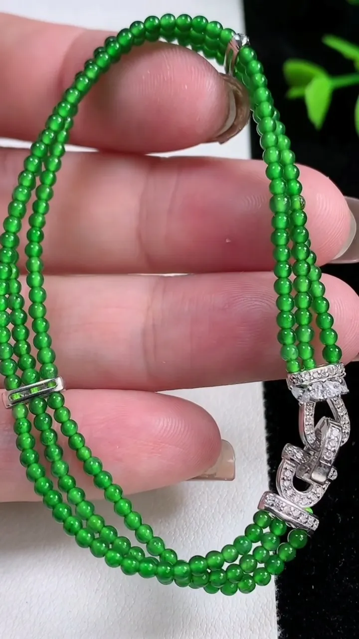 天然A货翡翠小米珠三排手串，尺寸2.1，重量:6.26g11月13日
工厂直销收藏佳品,种好水足，色泽均匀，有种有色，上手高大气！