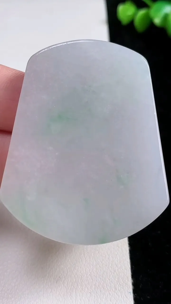 天然A货翡翠无事牌镶嵌件，尺寸53.3-43.6-5.6，重:35.71g
11月13日