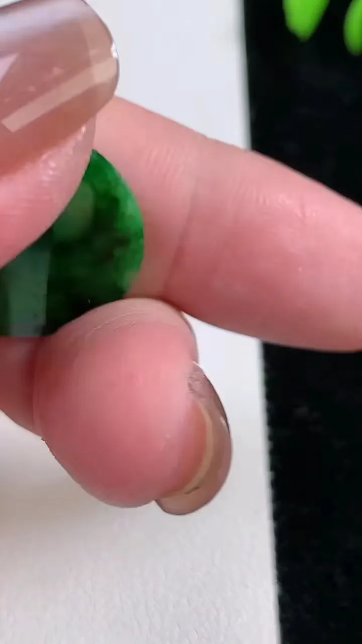 天然A货翡翠无事牌镶嵌件，尺寸23.5-1.2重:1.61g
11月13日