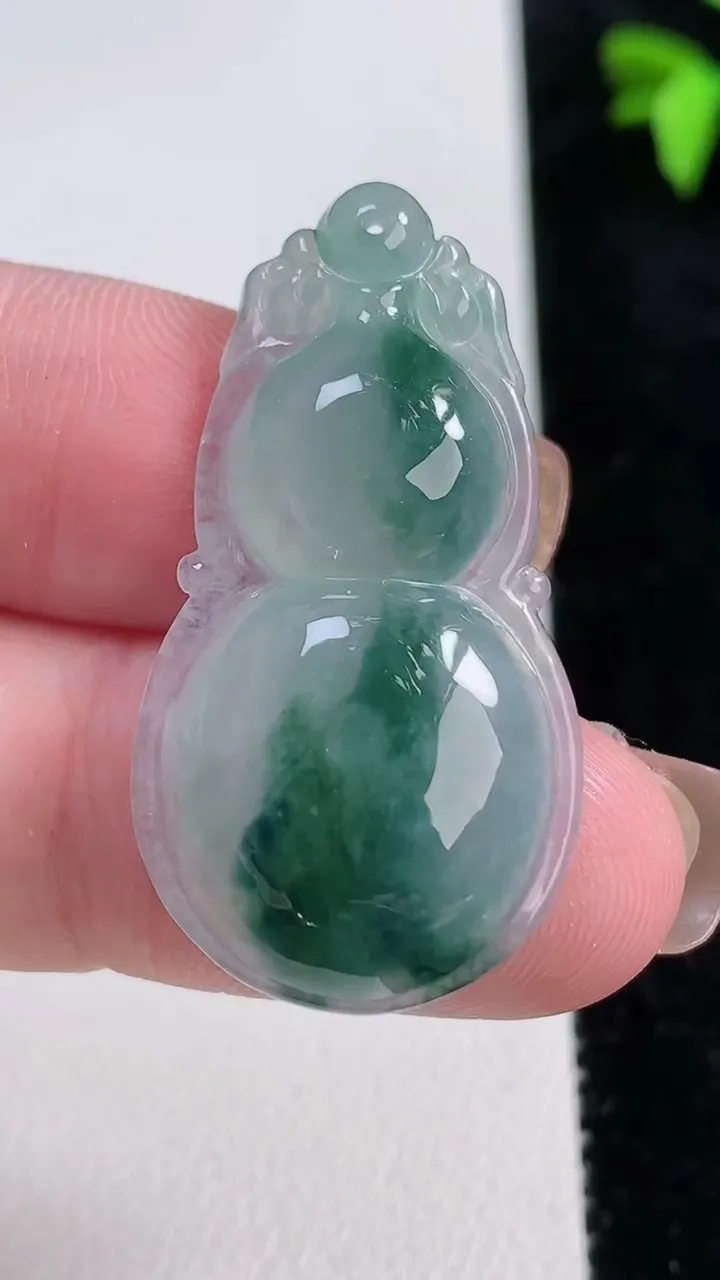 天然A货翡翠冰种飘花葫芦吊坠，尺寸37-19.8-5，重量:5.66g
11月13日