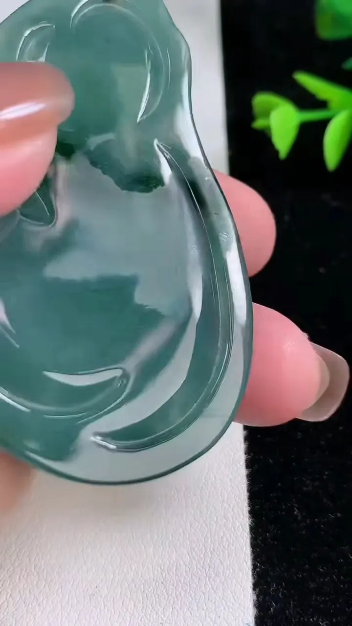 天然A货翡翠蓝水祥龙观音菩萨吊坠，尺寸66.6-40-5，重:20.46g
11月13日