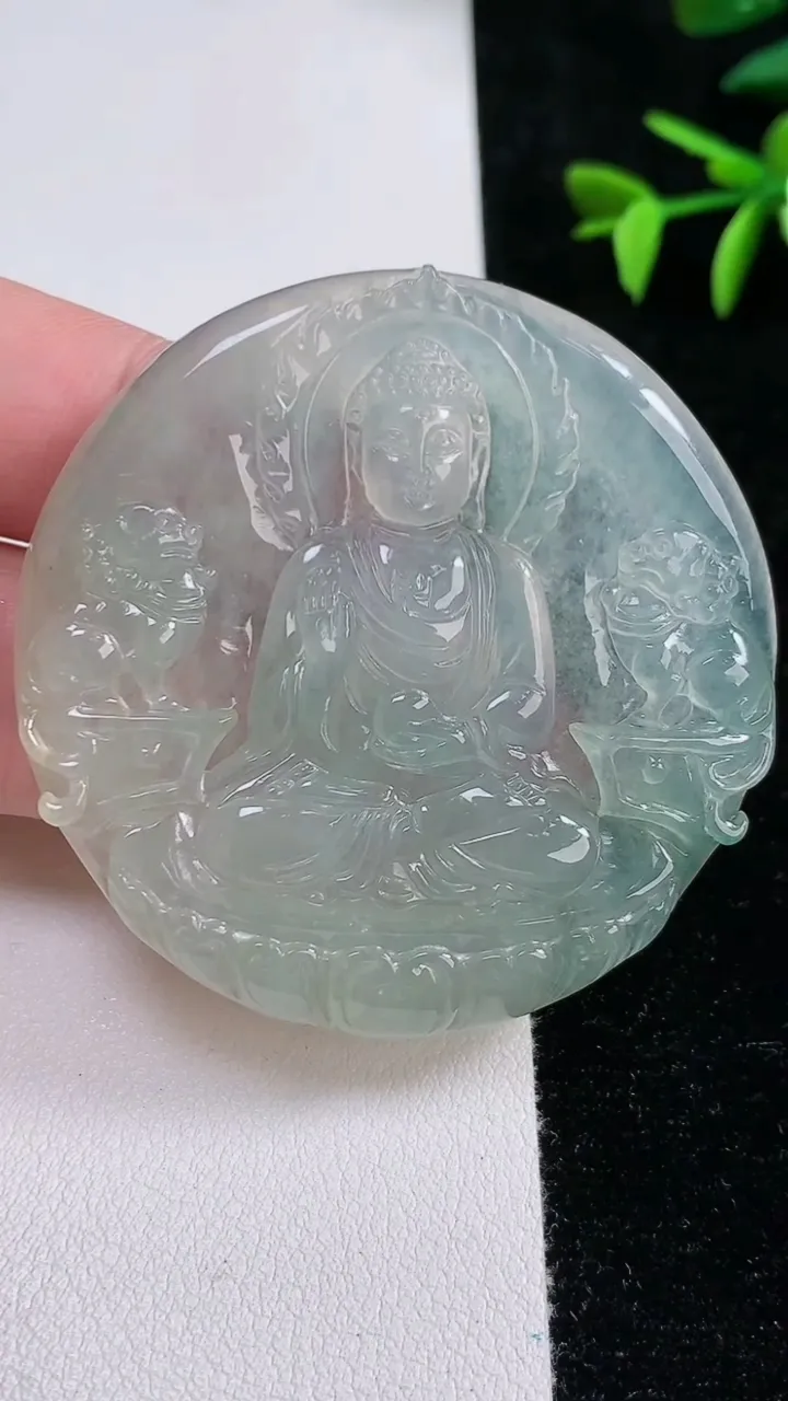 天然A货翡翠大日如来吊坠，尺寸53-5，重:28.91g
11月13日